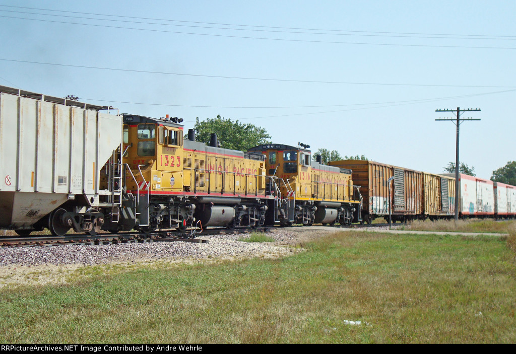 UPY 1323 & 1316 sandwiched between cuts of cars